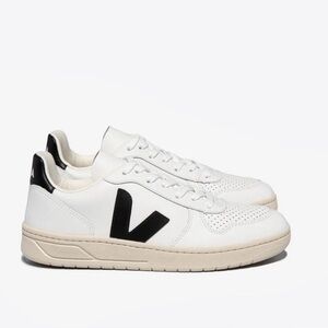 New Veja V-10 black white womens shoes sneakers sz 7 or EU 38